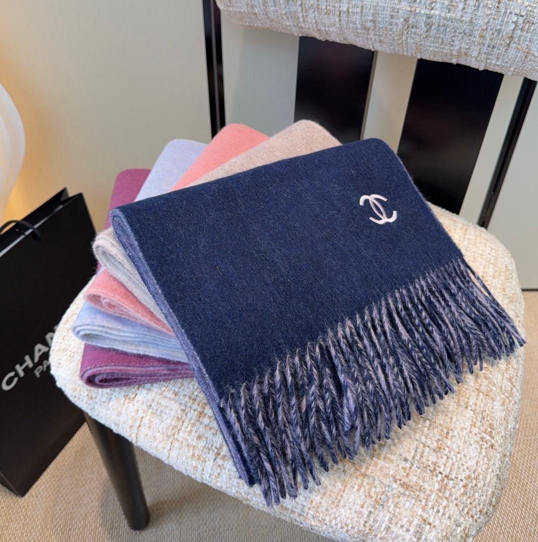 香奈儿围巾❗️好看的要疯掉了，太有型太有魅力了❗️❗️非常斯文时尚的秋冬单品！真的很喜欢，非常Class