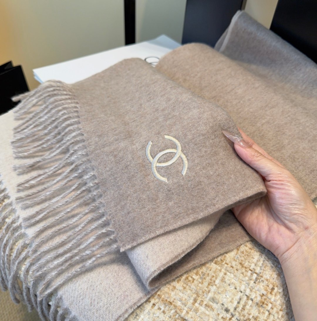 香奈儿围巾❗️好看的要疯掉了，太有型太有魅力了❗️❗️非常斯文时尚的秋冬单品！真的很喜欢，非常Class