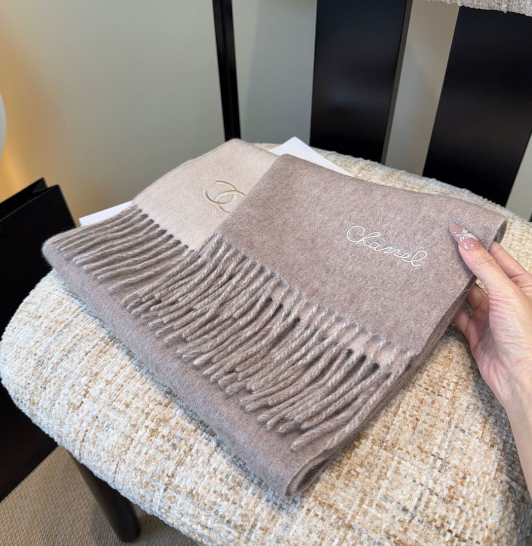 香奈儿围巾❗️好看的要疯掉了，太有型太有魅力了❗️❗️非常斯文时尚的秋冬单品！真的很喜欢，非常Class