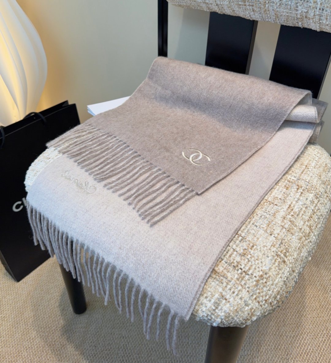 香奈儿围巾❗️好看的要疯掉了，太有型太有魅力了❗️❗️非常斯文时尚的秋冬单品！真的很喜欢，非常Class