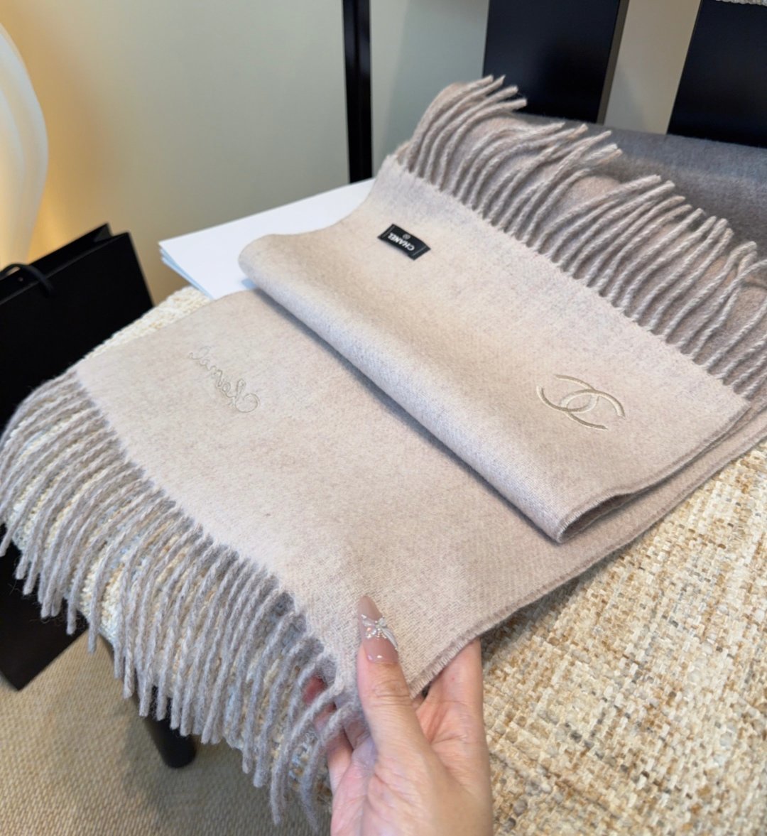 香奈儿围巾❗️好看的要疯掉了，太有型太有魅力了❗️❗️非常斯文时尚的秋冬单品！真的很喜欢，非常Class