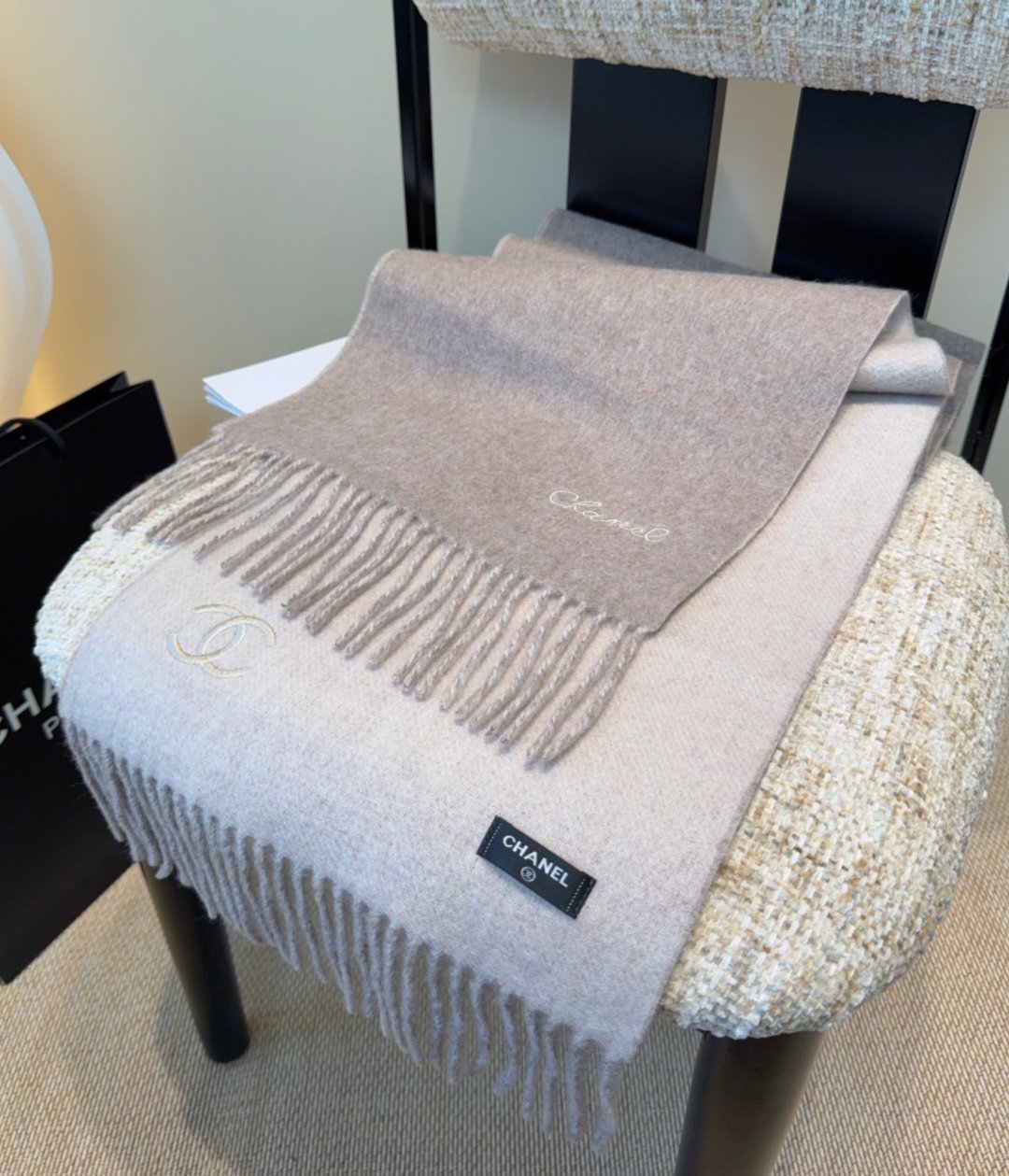 香奈儿围巾❗️好看的要疯掉了，太有型太有魅力了❗️❗️非常斯文时尚的秋冬单品！真的很喜欢，非常Class