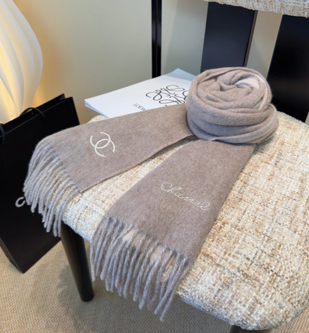 香奈儿围巾❗️好看的要疯掉了，太有型太有魅力了❗️❗️非常斯文时尚的秋冬单品！真的很喜欢，非常Class