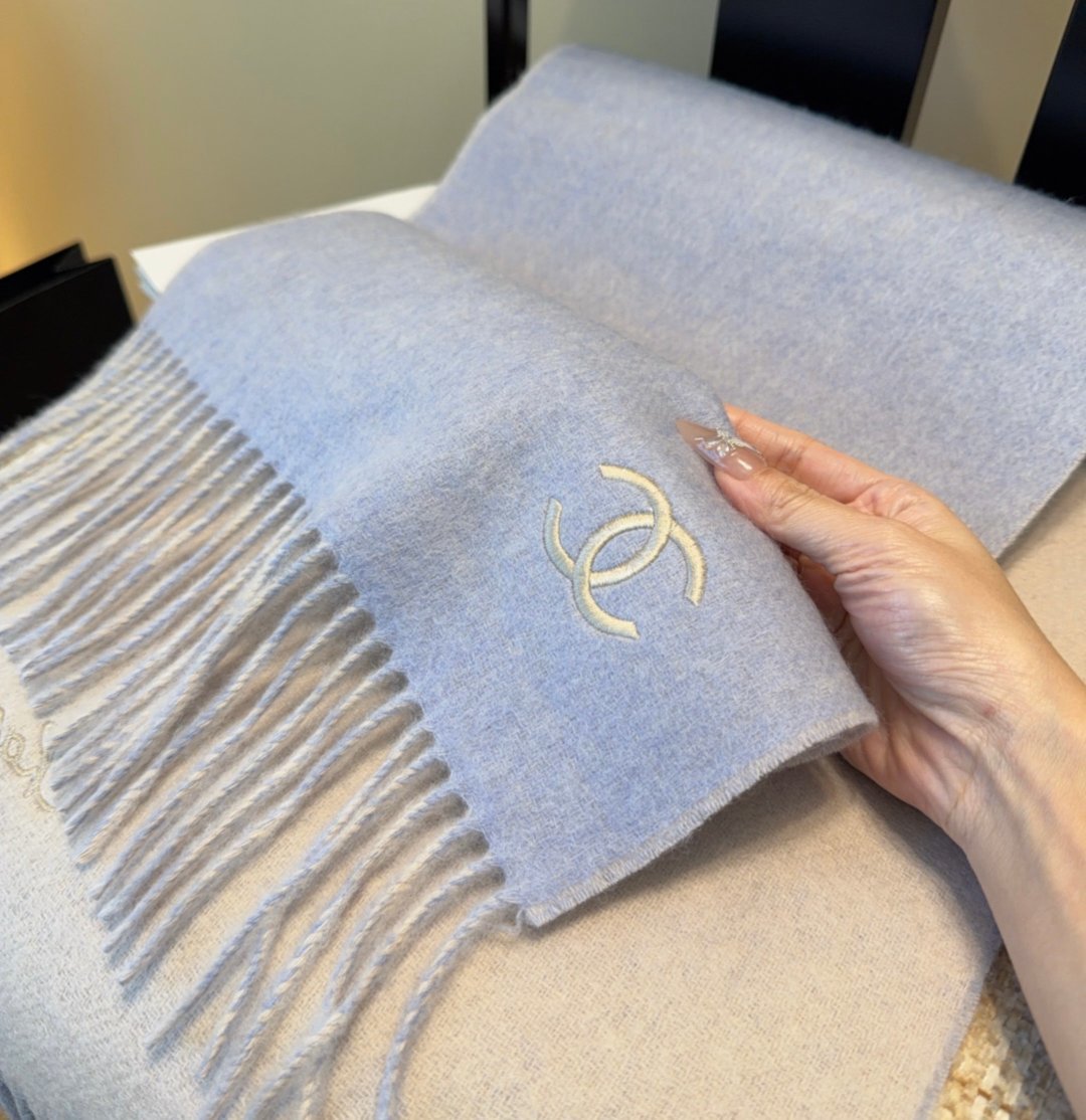 香奈儿围巾❗️好看的要疯掉了，太有型太有魅力了❗️❗️非常斯文时尚的秋冬单品！真的很喜欢，非常Class