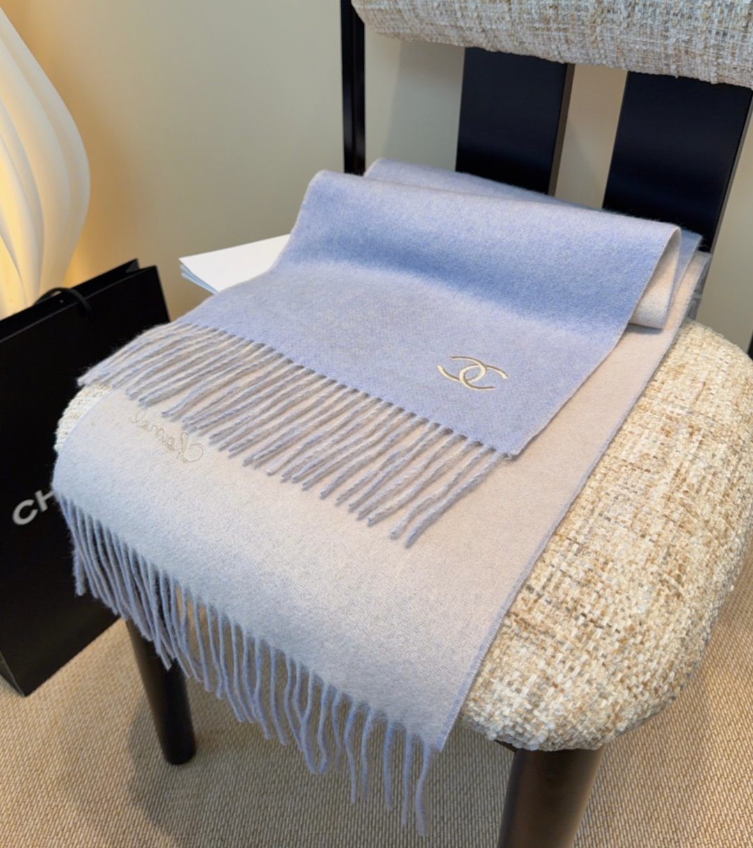 香奈儿围巾❗️好看的要疯掉了，太有型太有魅力了❗️❗️非常斯文时尚的秋冬单品！真的很喜欢，非常Class