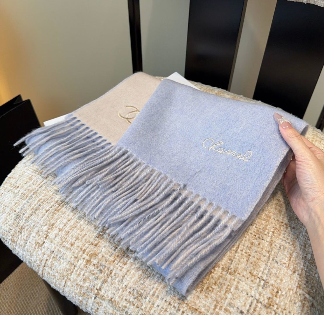 香奈儿围巾❗️好看的要疯掉了，太有型太有魅力了❗️❗️非常斯文时尚的秋冬单品！真的很喜欢，非常Class