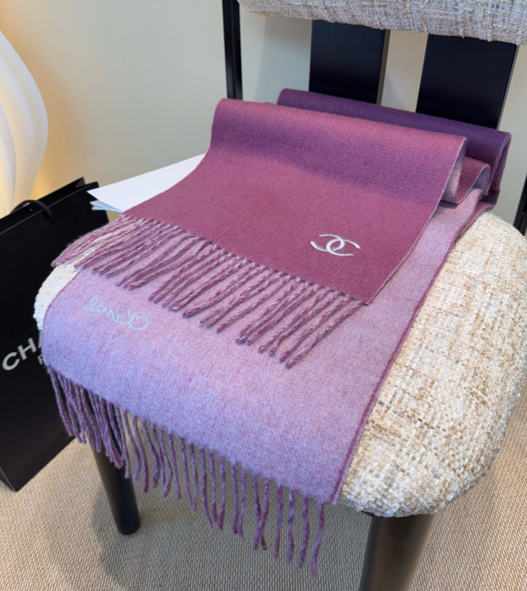 香奈儿围巾❗️好看的要疯掉了，太有型太有魅力了❗️❗️非常斯文时尚的秋冬单品！真的很喜欢，非常Class