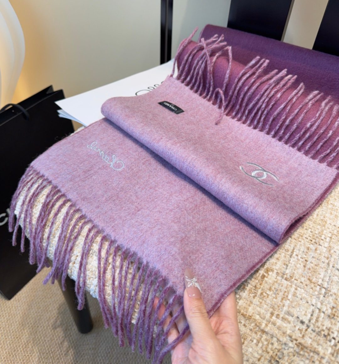 香奈儿围巾❗️好看的要疯掉了，太有型太有魅力了❗️❗️非常斯文时尚的秋冬单品！真的很喜欢，非常Class