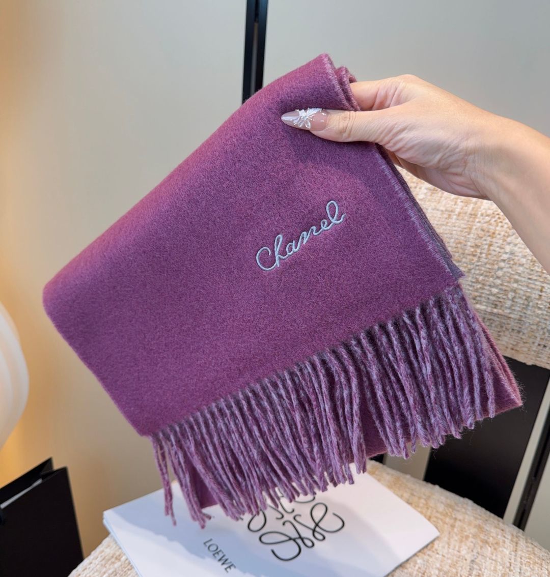 香奈儿围巾❗️好看的要疯掉了，太有型太有魅力了❗️❗️非常斯文时尚的秋冬单品！真的很喜欢，非常Class