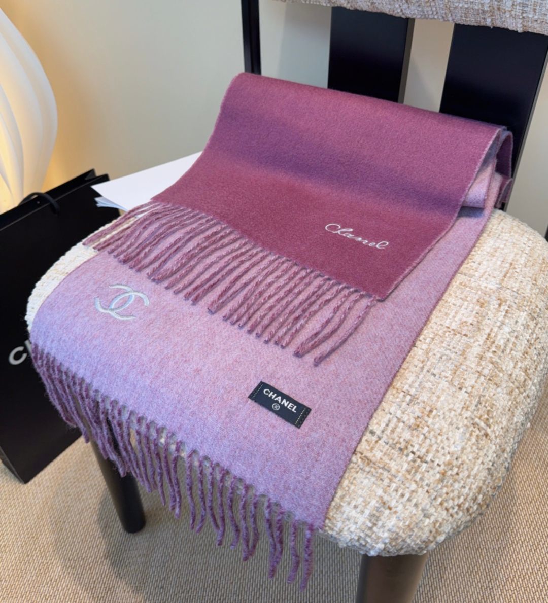 香奈儿围巾❗️好看的要疯掉了，太有型太有魅力了❗️❗️非常斯文时尚的秋冬单品！真的很喜欢，非常Class