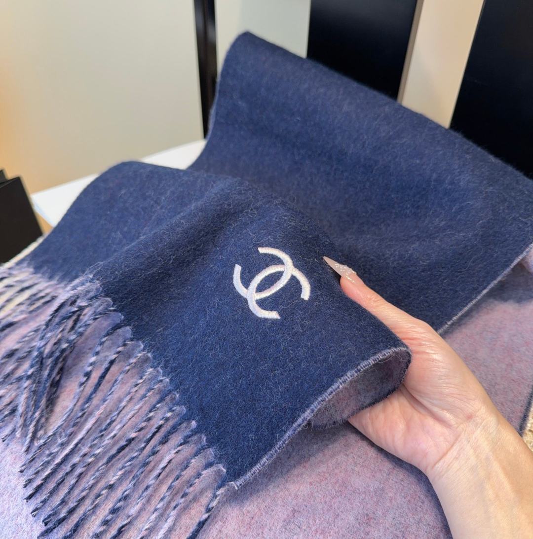 香奈儿围巾❗️好看的要疯掉了，太有型太有魅力了❗️❗️非常斯文时尚的秋冬单品！真的很喜欢，非常Class