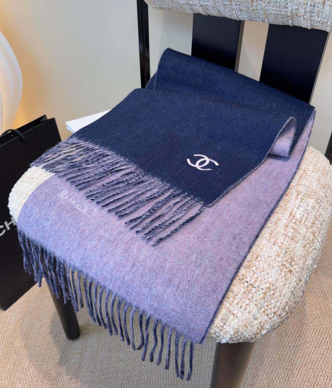 香奈儿围巾❗️好看的要疯掉了，太有型太有魅力了❗️❗️非常斯文时尚的秋冬单品！真的很喜欢，非常Class