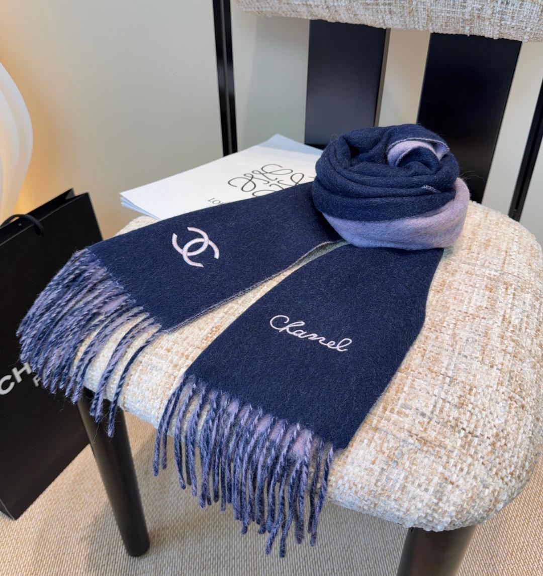 香奈儿围巾❗️好看的要疯掉了，太有型太有魅力了❗️❗️非常斯文时尚的秋冬单品！真的很喜欢，非常Class