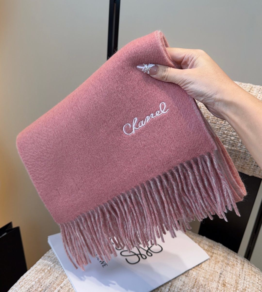 香奈儿围巾❗️好看的要疯掉了，太有型太有魅力了❗️❗️非常斯文时尚的秋冬单品！真的很喜欢，非常Class