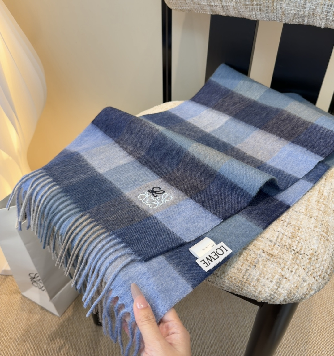 【▪Loewe · 罗意威难得一见的温柔配色，低调又不失优雅❗】重点推荐❗双面配色，一条围巾两种风格搭配