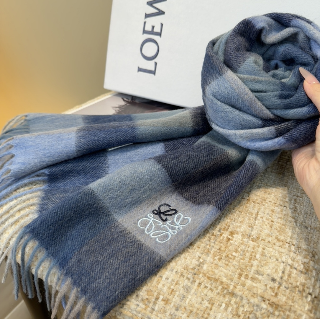 【▪Loewe · 罗意威难得一见的温柔配色，低调又不失优雅❗】重点推荐❗双面配色，一条围巾两种风格搭配