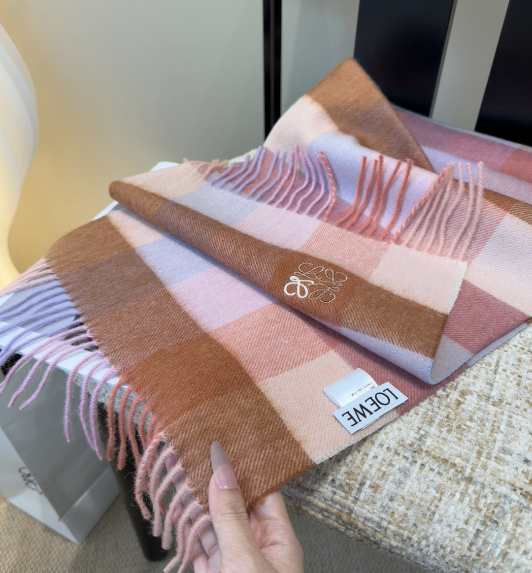 【▪Loewe · 罗意威难得一见的温柔配色，低调又不失优雅❗】重点推荐❗双面配色，一条围巾两种风格搭配