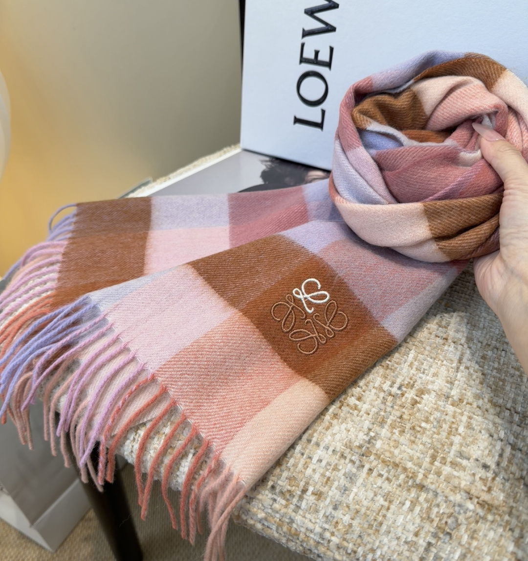 【▪Loewe · 罗意威难得一见的温柔配色，低调又不失优雅❗】重点推荐❗双面配色，一条围巾两种风格搭配