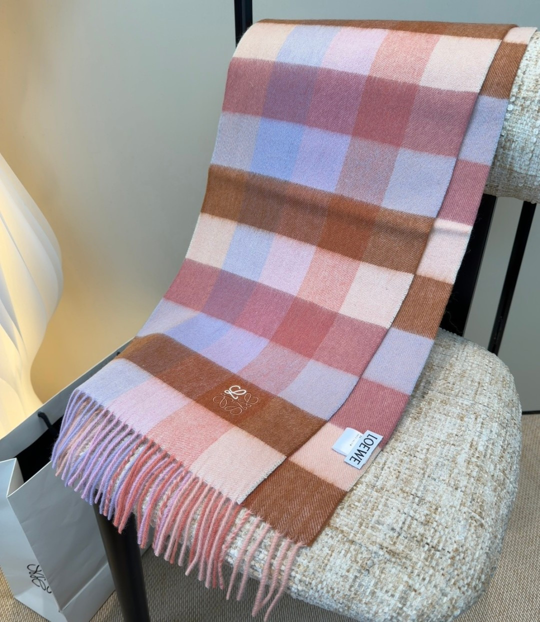 【▪Loewe · 罗意威难得一见的温柔配色，低调又不失优雅❗】重点推荐❗双面配色，一条围巾两种风格搭配