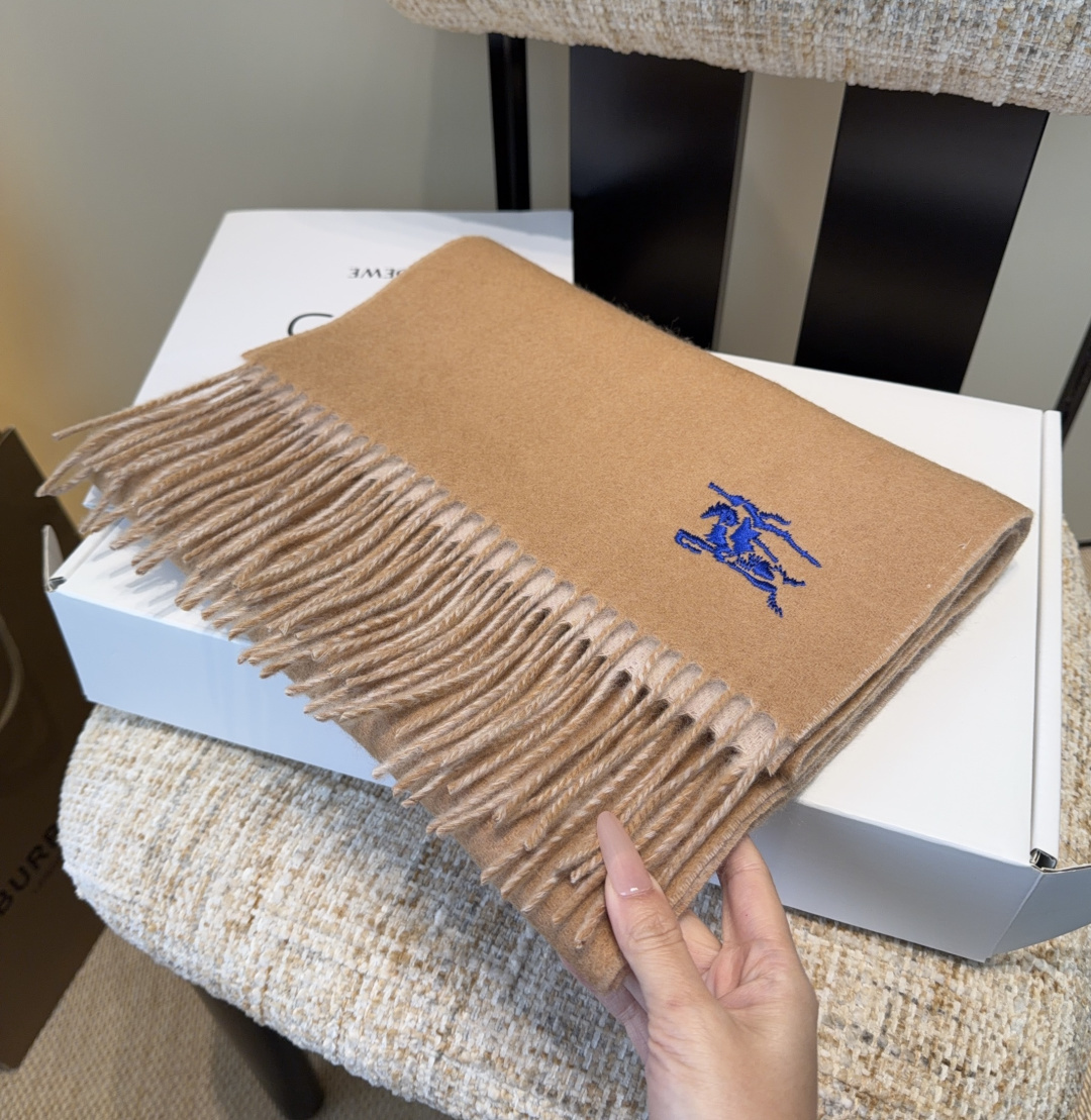 Burberry · 巴宝莉围巾❗️好看的要疯掉了，太有型太有魅力了❗️❗️非常斯文时尚的秋冬单品！真的