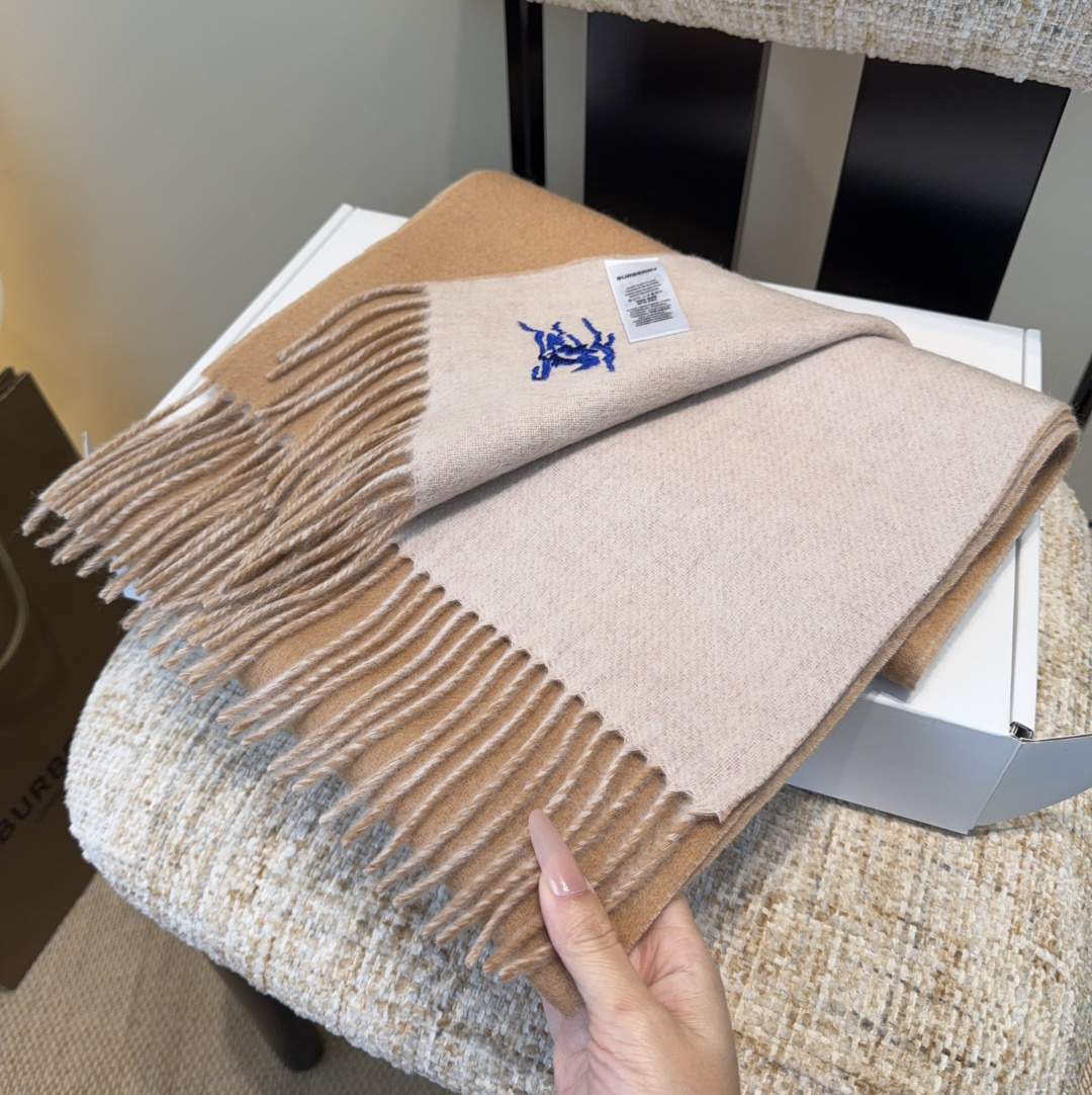 Burberry · 巴宝莉围巾❗️好看的要疯掉了，太有型太有魅力了❗️❗️非常斯文时尚的秋冬单品！真的