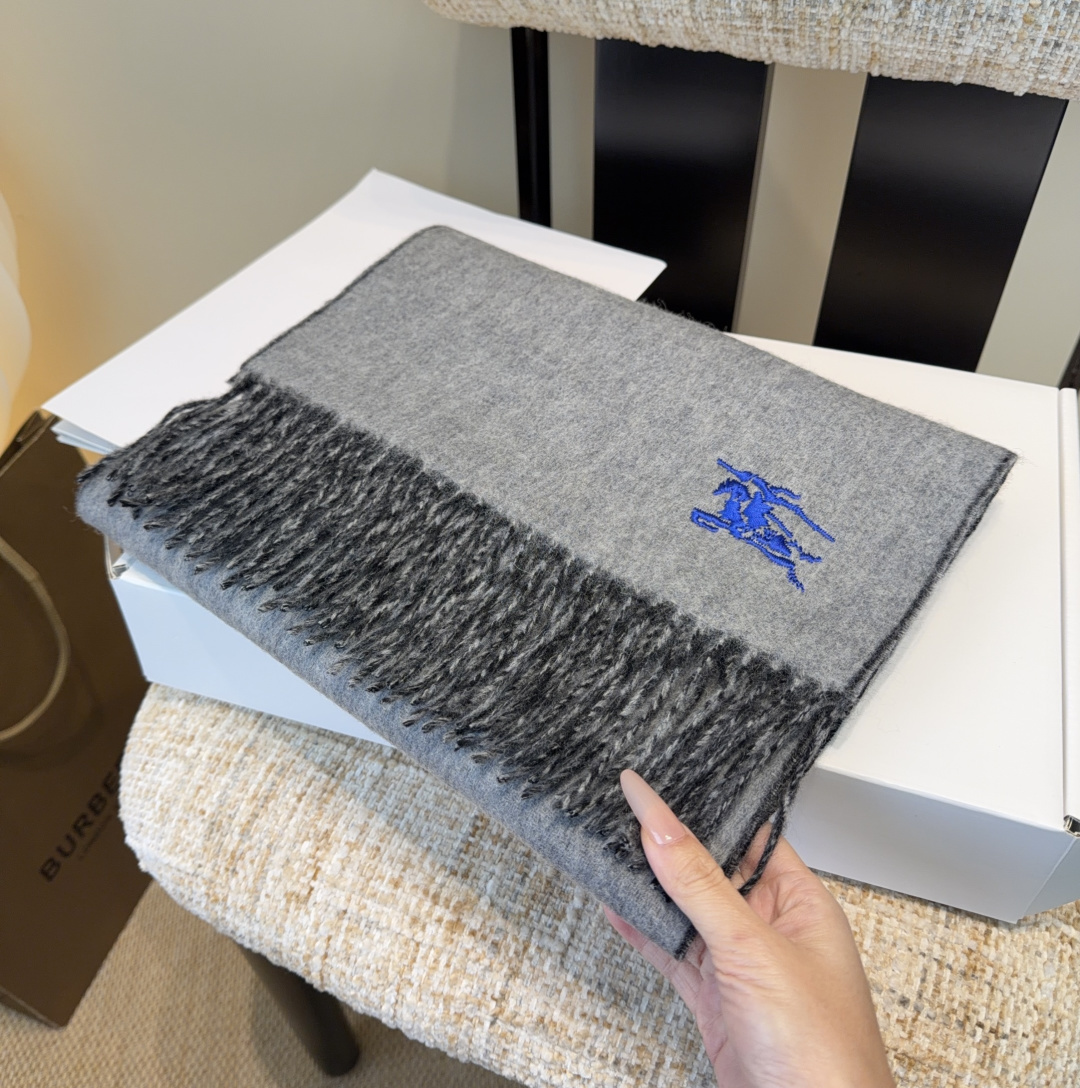 Burberry · 巴宝莉围巾❗️好看的要疯掉了，太有型太有魅力了❗️❗️非常斯文时尚的秋冬单品！真的