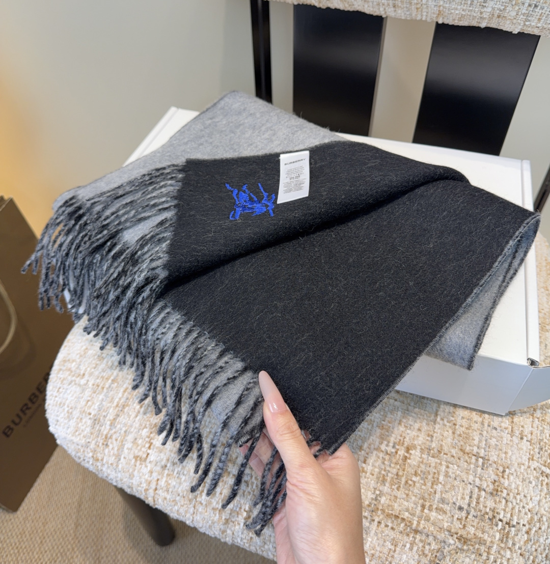 Burberry · 巴宝莉围巾❗️好看的要疯掉了，太有型太有魅力了❗️❗️非常斯文时尚的秋冬单品！真的