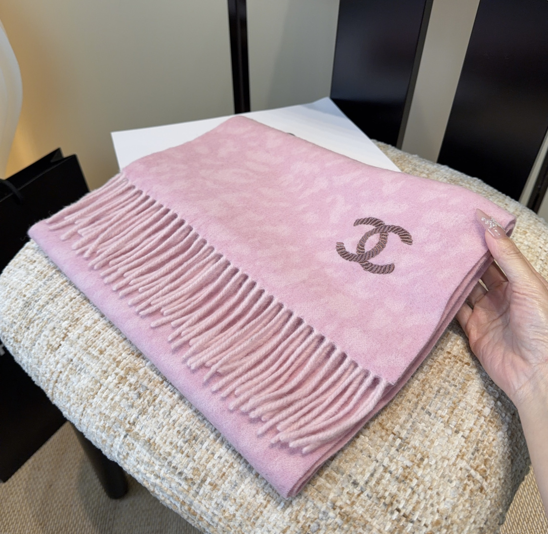 上新！2025秋冬香奈儿男女同款，同步，高端羊绒针织围巾！ 可正式，可随意，非常Classical的设计