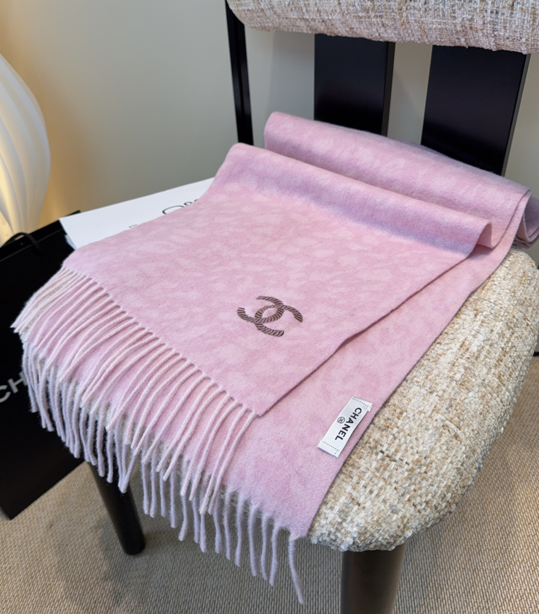 上新！2025秋冬香奈儿男女同款，同步，高端羊绒针织围巾！ 可正式，可随意，非常Classical的设计