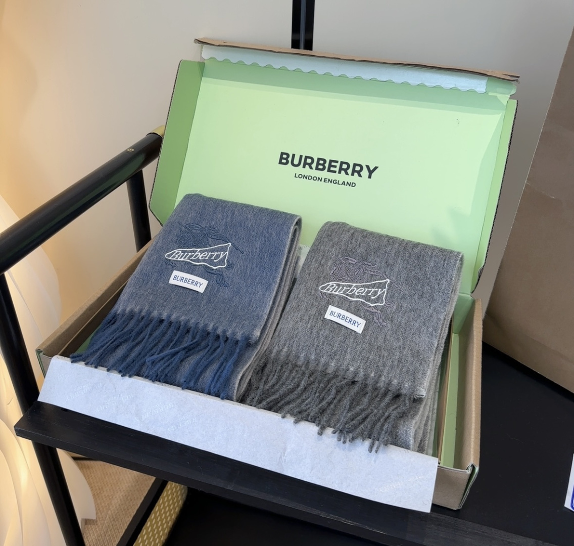 Burberry · 巴宝莉围巾❗️好看的要疯掉了，太有型太有魅力了❗️❗️非常斯文时尚的秋冬单品！真的