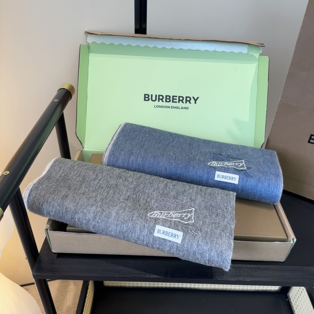 Burberry · 巴宝莉围巾❗️好看的要疯掉了，太有型太有魅力了❗️❗️非常斯文时尚的秋冬单品！真的