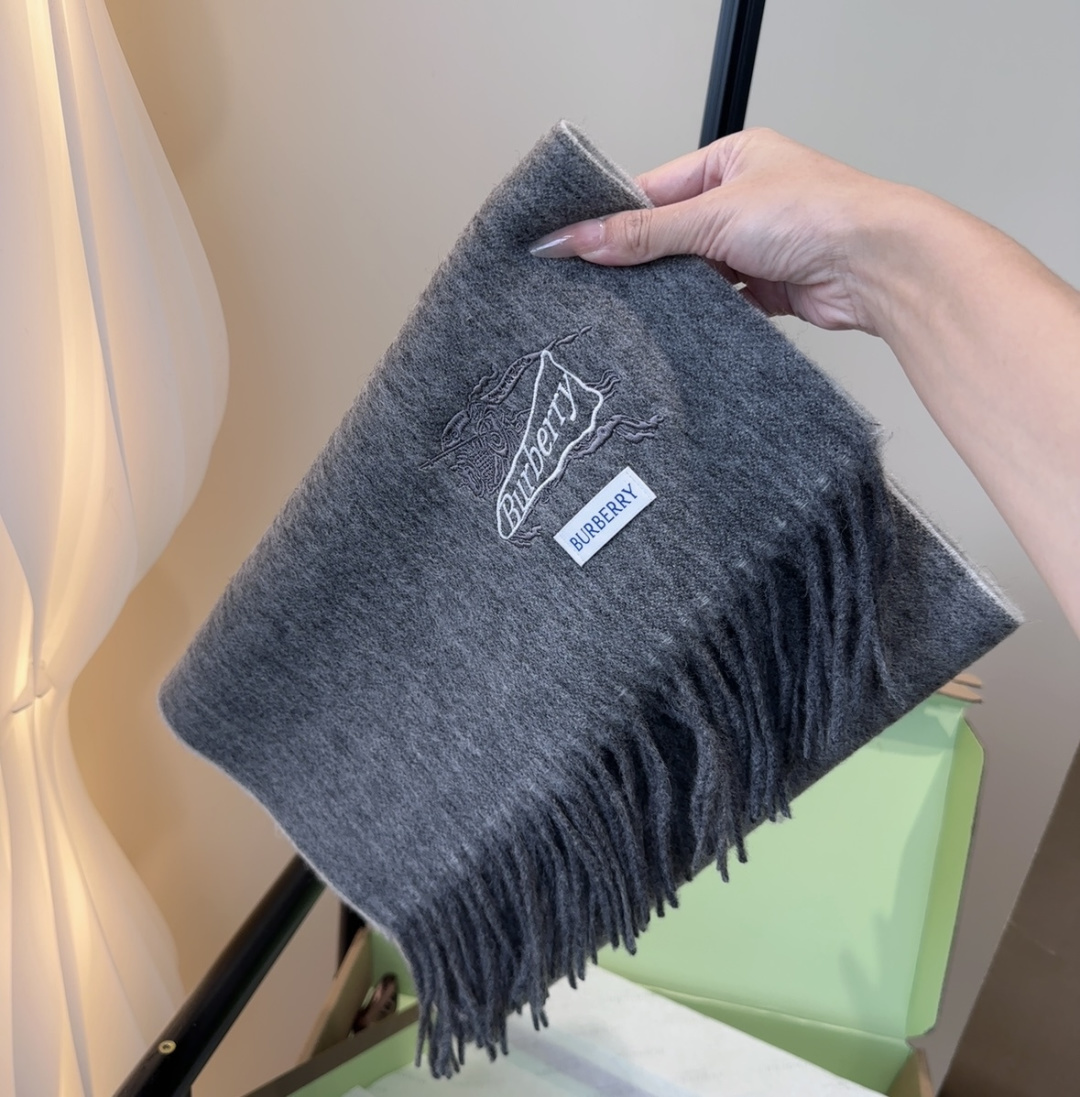 Burberry · 巴宝莉围巾❗️好看的要疯掉了，太有型太有魅力了❗️❗️非常斯文时尚的秋冬单品！真的
