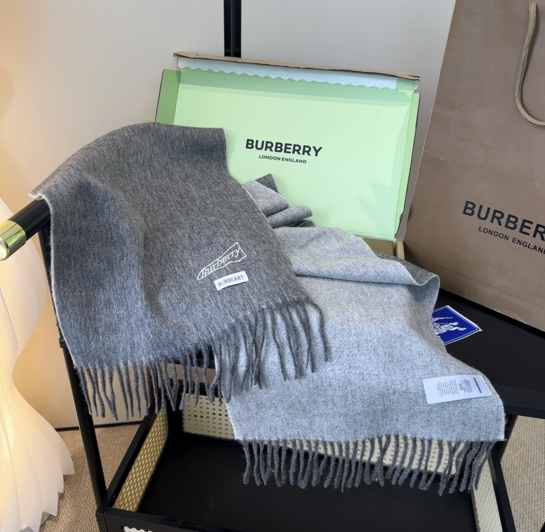 Burberry · 巴宝莉围巾❗️好看的要疯掉了，太有型太有魅力了❗️❗️非常斯文时尚的秋冬单品！真的