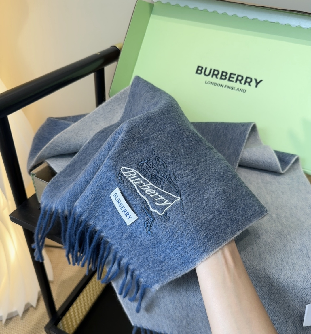 Burberry · 巴宝莉围巾❗️好看的要疯掉了，太有型太有魅力了❗️❗️非常斯文时尚的秋冬单品！真的