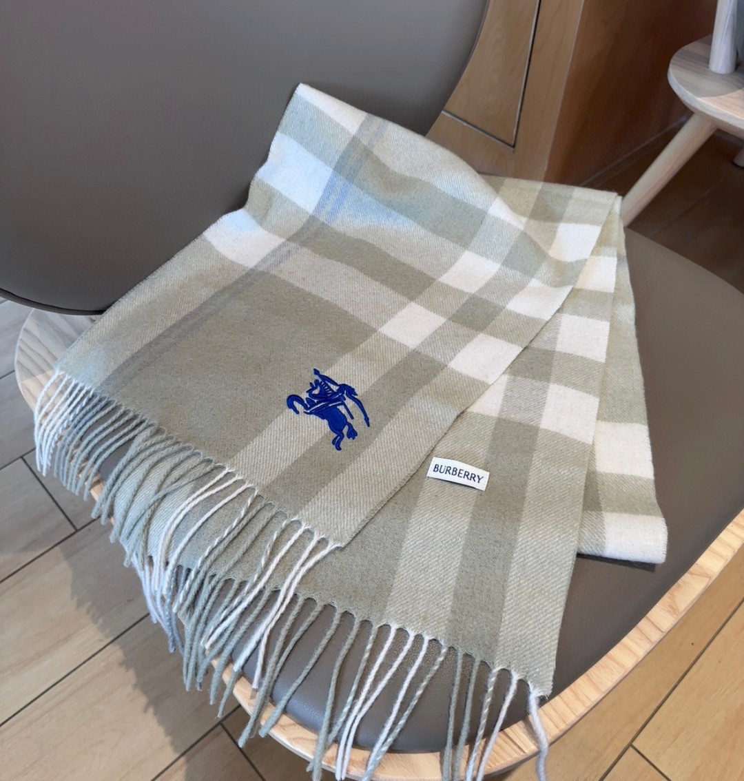 Burberry · 巴宝莉格子围巾❗️好看的要疯掉了，太有型太有魅力了❗️❗️非常斯文时尚的秋冬单品！