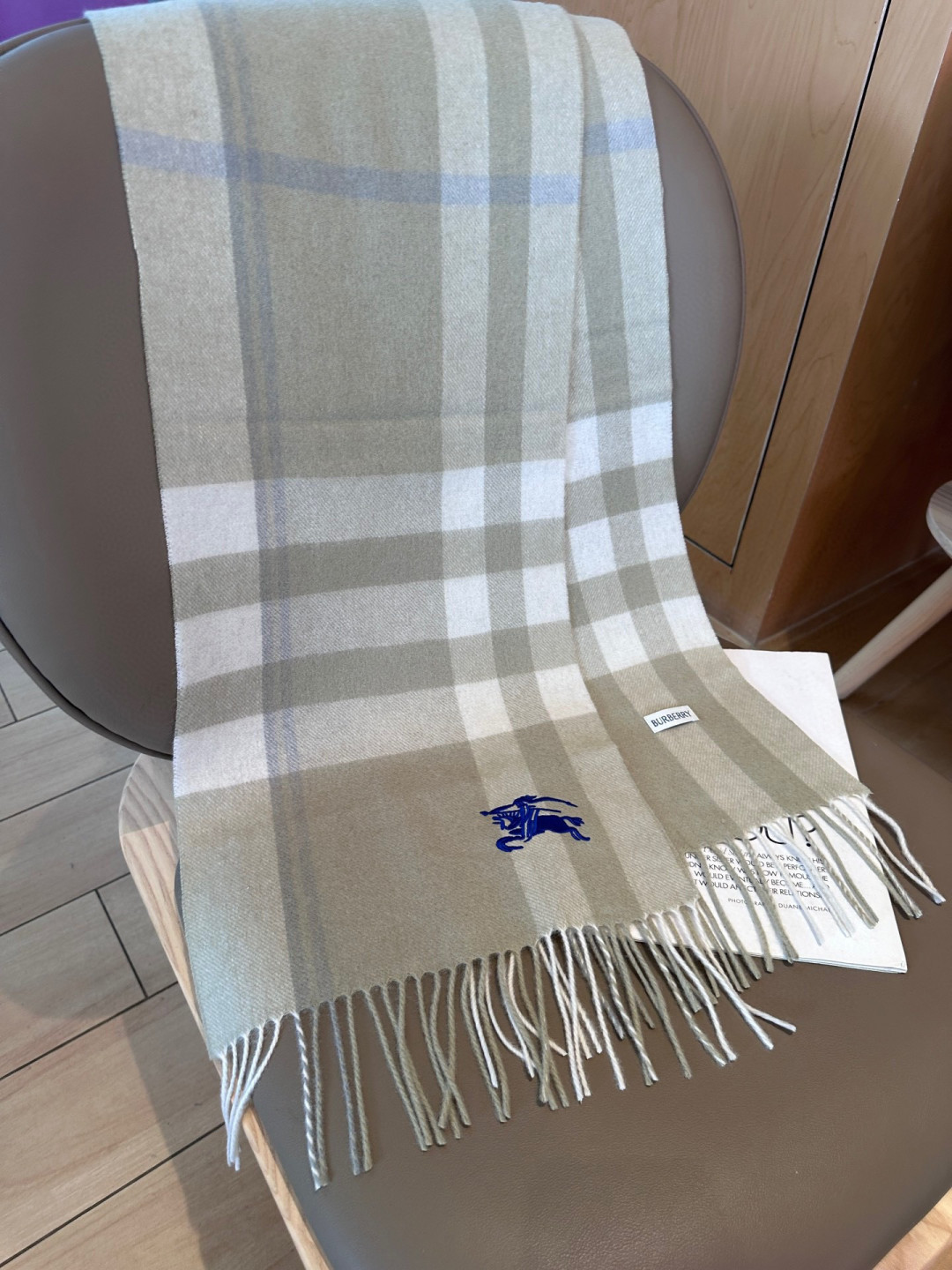 Burberry · 巴宝莉格子围巾❗️好看的要疯掉了，太有型太有魅力了❗️❗️非常斯文时尚的秋冬单品！