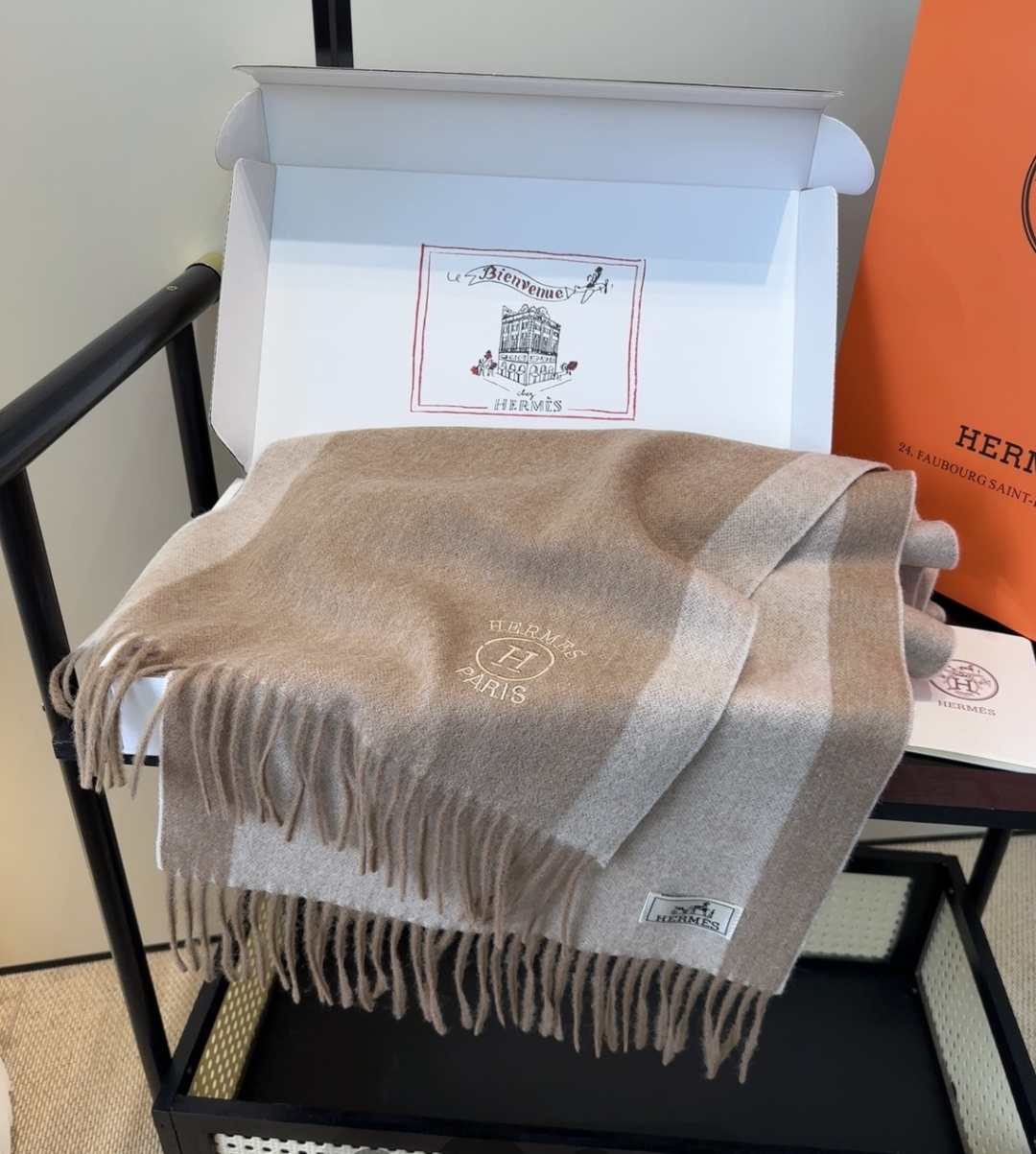 2025年Hermes · 爱马仕，难得一见的温柔配色，低调又不失优雅❗️】重点推荐❗️双边配色，一条围