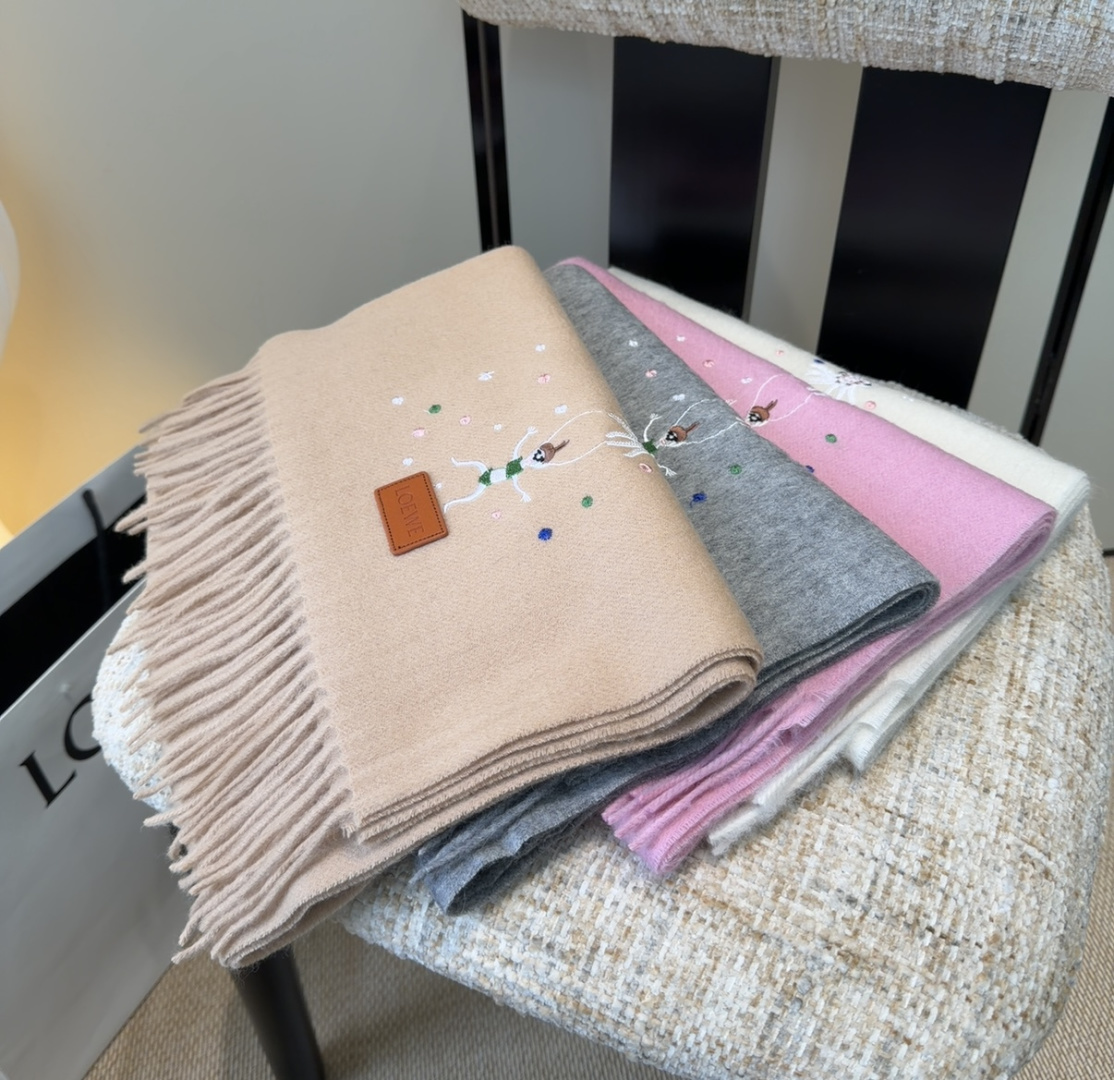 【▪Loewe · 罗意威难得一见的温柔配色，低调又不失优雅❗】重点推荐❗双面配色，一条围巾两种风格搭配