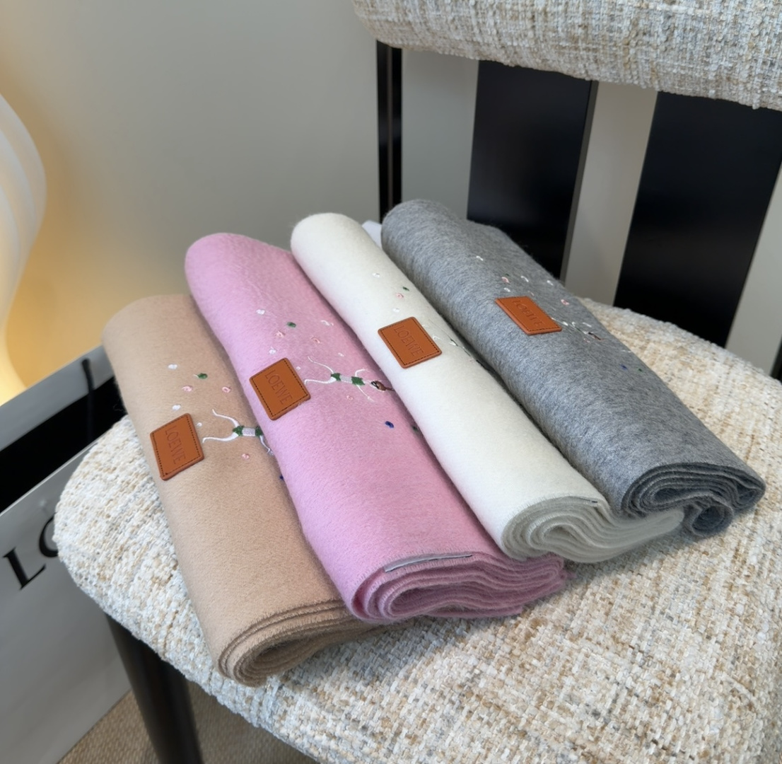 【▪Loewe · 罗意威难得一见的温柔配色，低调又不失优雅❗】重点推荐❗双面配色，一条围巾两种风格搭配