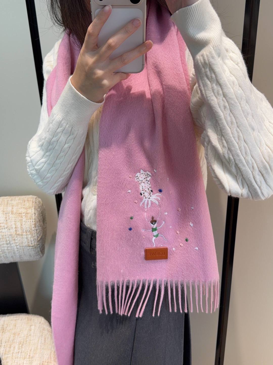 【▪Loewe · 罗意威难得一见的温柔配色，低调又不失优雅❗】重点推荐❗双面配色，一条围巾两种风格搭配