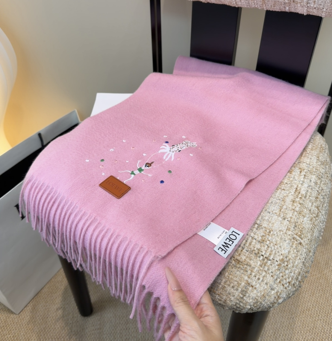 【▪Loewe · 罗意威难得一见的温柔配色，低调又不失优雅❗】重点推荐❗双面配色，一条围巾两种风格搭配