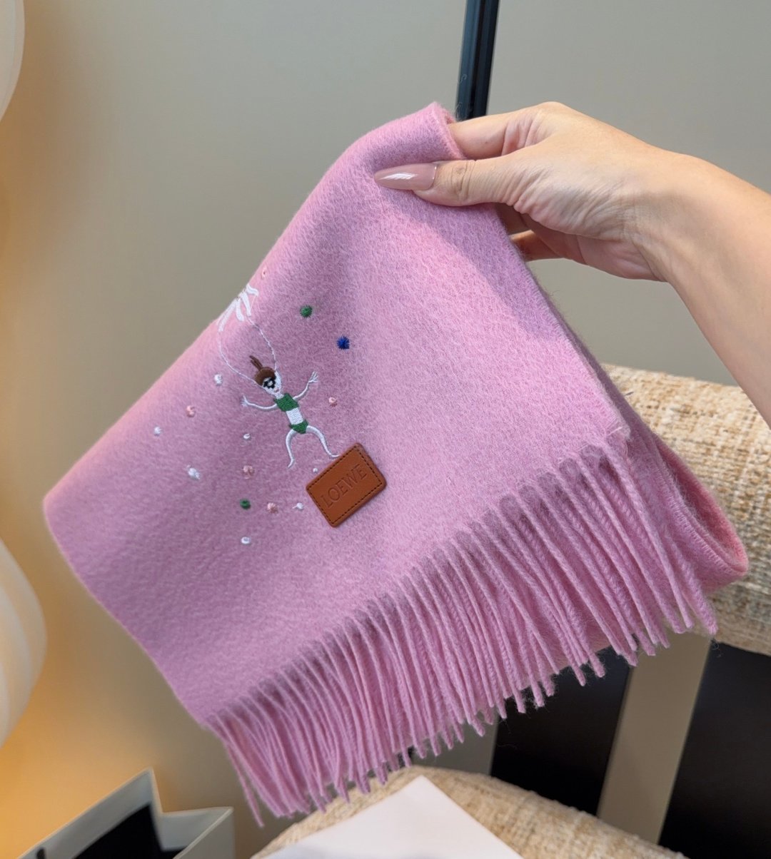 【▪Loewe · 罗意威难得一见的温柔配色，低调又不失优雅❗】重点推荐❗双面配色，一条围巾两种风格搭配