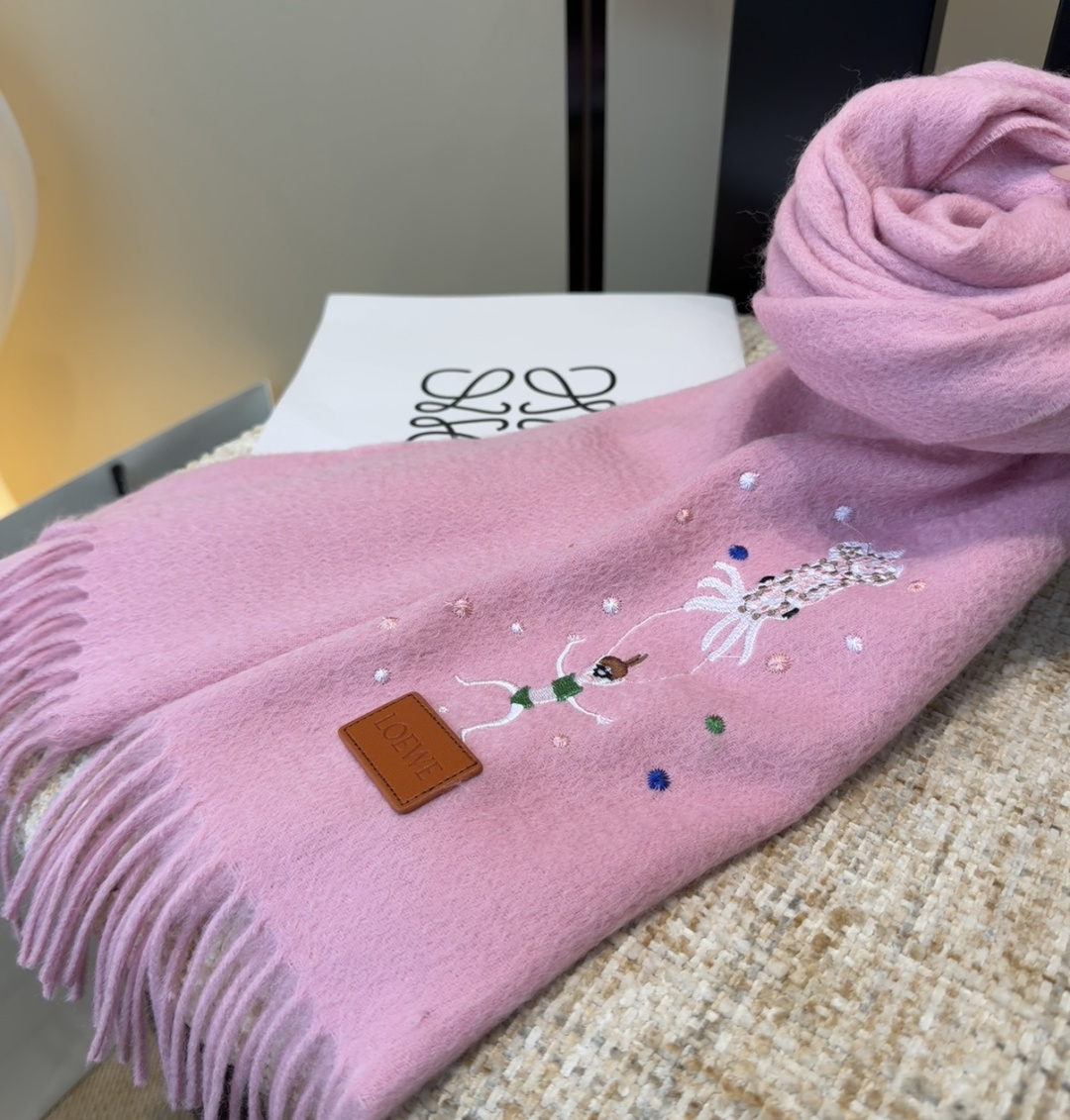 【▪Loewe · 罗意威难得一见的温柔配色，低调又不失优雅❗】重点推荐❗双面配色，一条围巾两种风格搭配