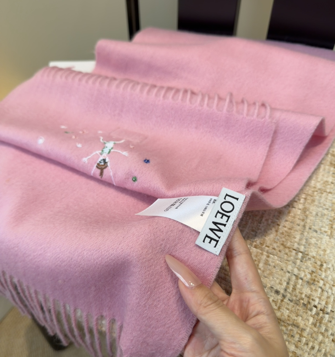 【▪Loewe · 罗意威难得一见的温柔配色，低调又不失优雅❗】重点推荐❗双面配色，一条围巾两种风格搭配