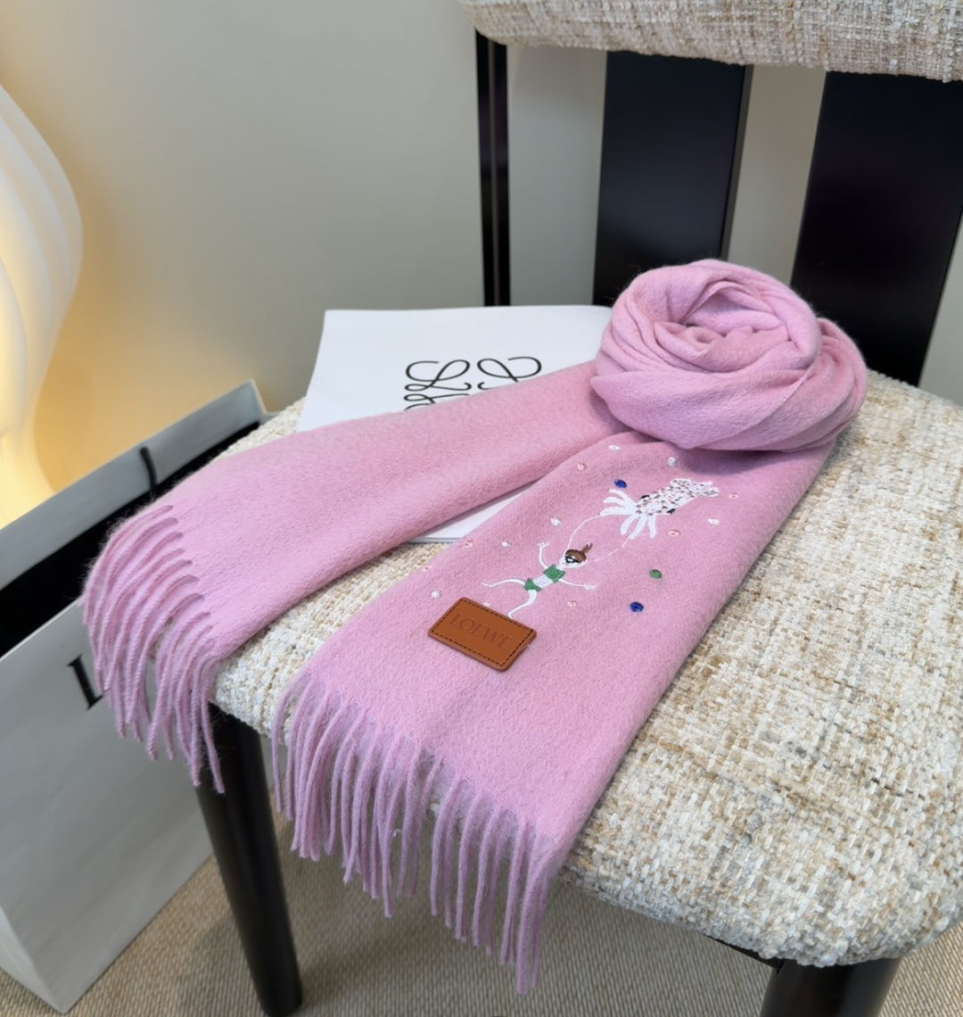 【▪Loewe · 罗意威难得一见的温柔配色，低调又不失优雅❗】重点推荐❗双面配色，一条围巾两种风格搭配