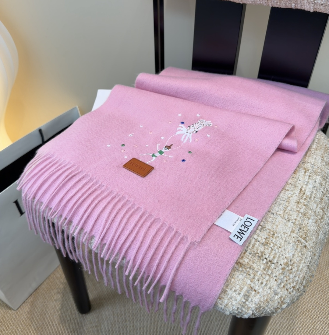 【▪Loewe · 罗意威难得一见的温柔配色，低调又不失优雅❗】重点推荐❗双面配色，一条围巾两种风格搭配