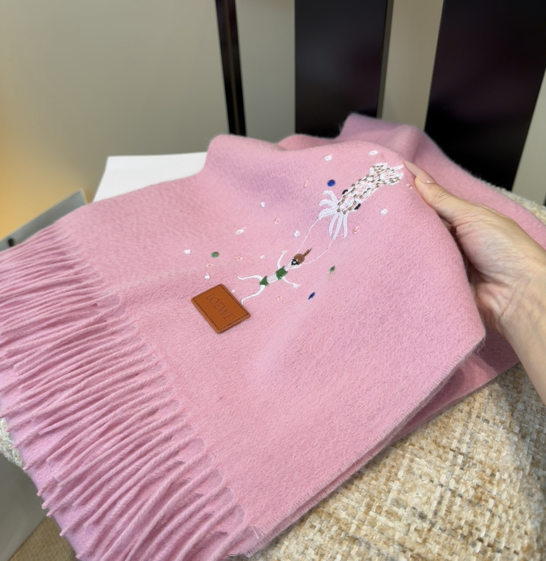 【▪Loewe · 罗意威难得一见的温柔配色，低调又不失优雅❗】重点推荐❗双面配色，一条围巾两种风格搭配