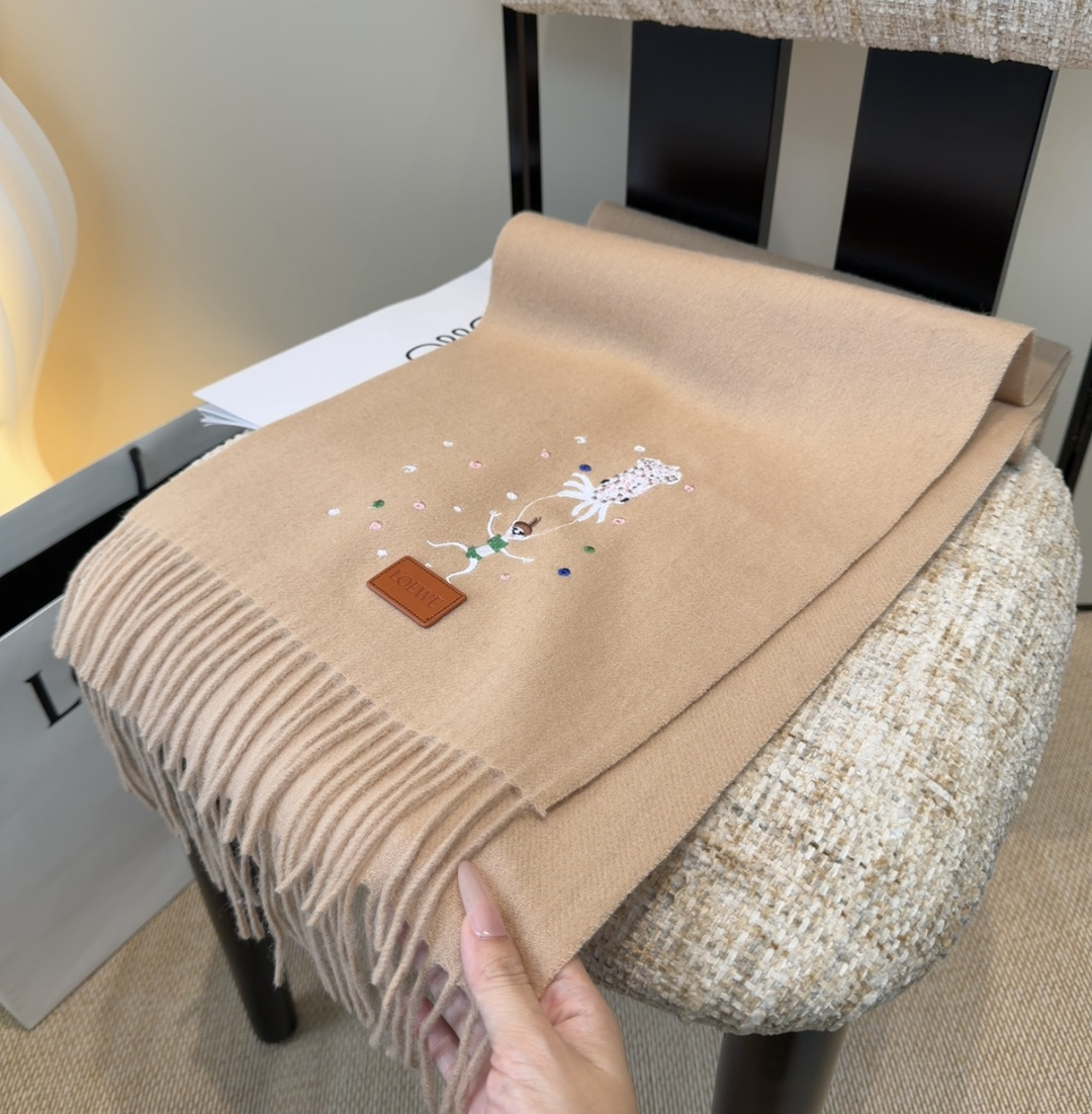 【▪Loewe · 罗意威难得一见的温柔配色，低调又不失优雅❗】重点推荐❗双面配色，一条围巾两种风格搭配