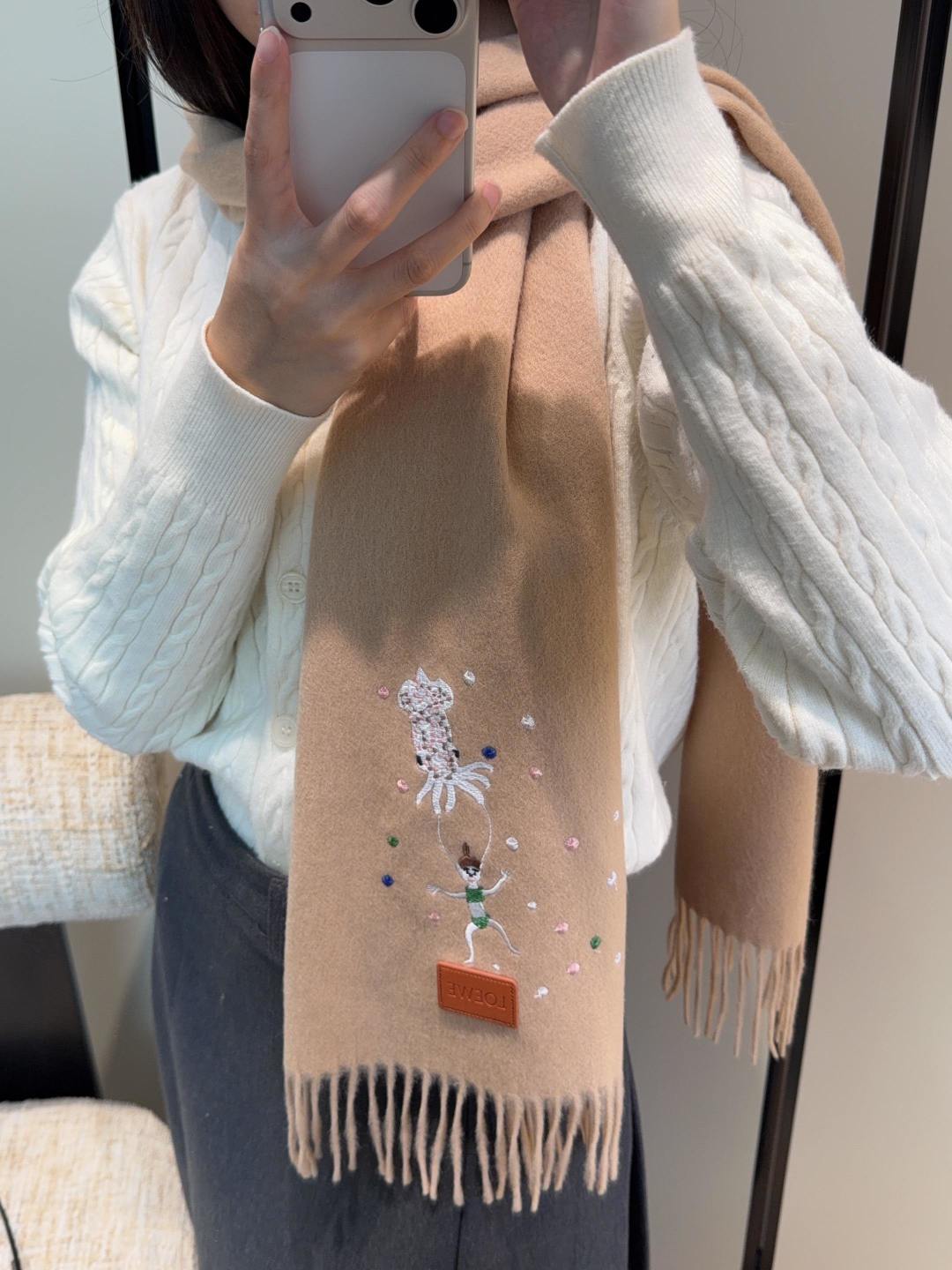 【▪Loewe · 罗意威难得一见的温柔配色，低调又不失优雅❗】重点推荐❗双面配色，一条围巾两种风格搭配