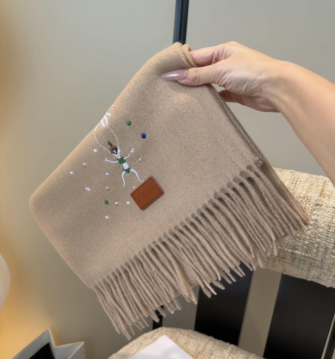 【▪Loewe · 罗意威难得一见的温柔配色，低调又不失优雅❗】重点推荐❗双面配色，一条围巾两种风格搭配